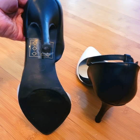 Cream & Black Le Chateau Women's Pumps - Picture 7 of 7